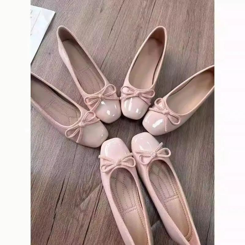 Heels - รองเท้าบัลเล่ต์ผู้หญิง หัวเหลี่ยม ประดับโบว์ แบบสวม หนังเงา ดีไซน์เรียบหรู