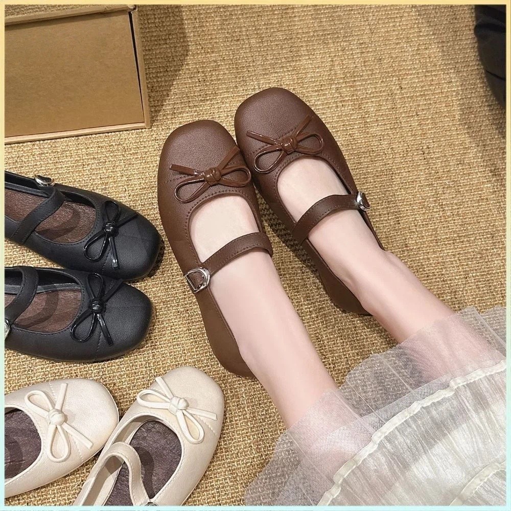 Sandals - รองเท้าแตะผู้หญิงแบบผูกโบว์ประดับมุก นุ่มสบาย กันลื่น ส้นเตี้ย เหมาะกับชุดเดรสฤดูร้อน รองเท้าแตะแบบปิดนิ้วเท้าอเนกประสงค์