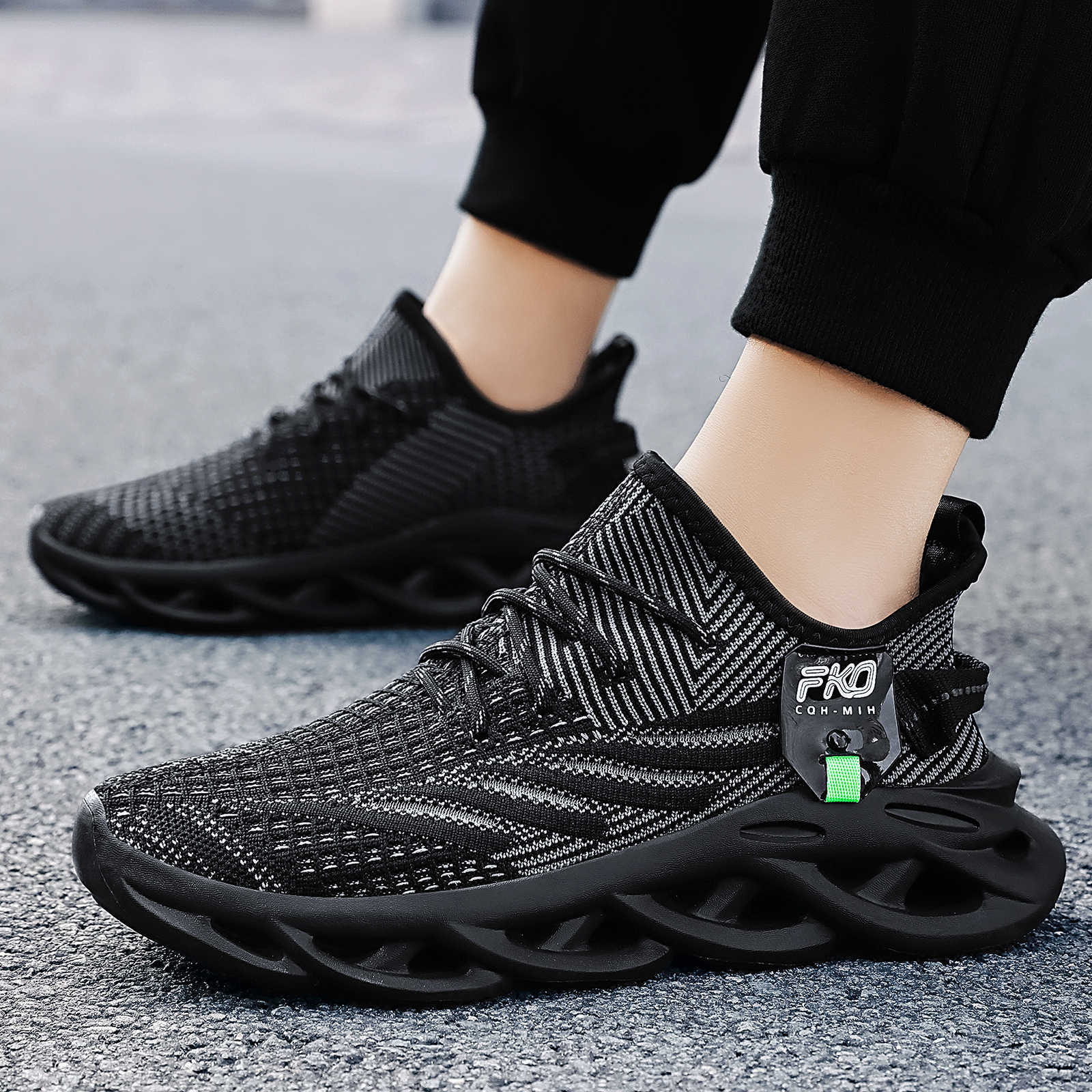 รองเท้าผ้าใบผู้ชายแบบถัก ระบาย - Knit Fabric Lace Up Sneakers บทวิจารณ์และราคา