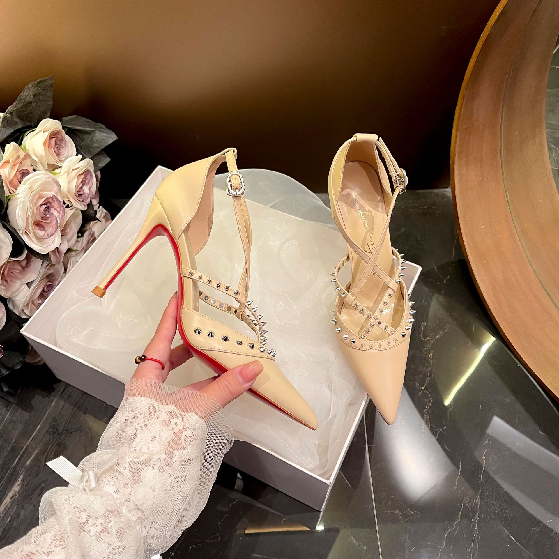 Retro รองเท้าผู้หญิงรองเท้าแตะ - Sandals บทวิจารณ์และราคา